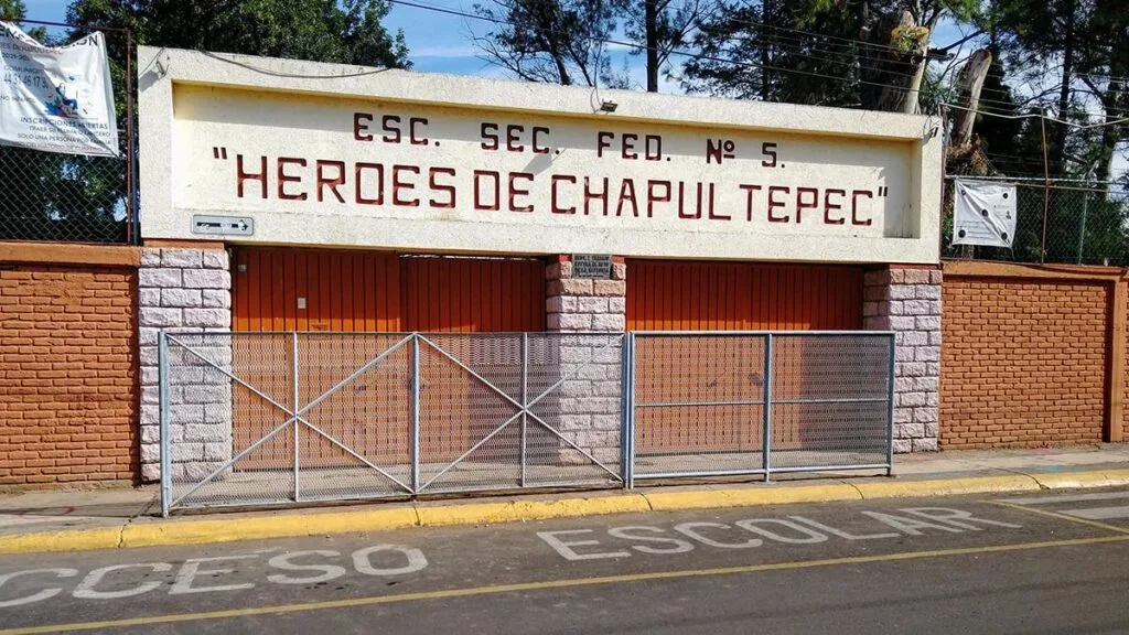 Cierre del turno vespertino en secundaria de Morelia, trabajadores educación, see 1