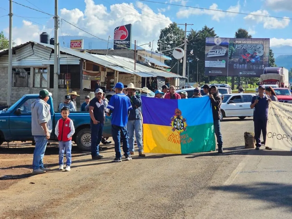 comuneros bloquean carreteras de Michoacán
