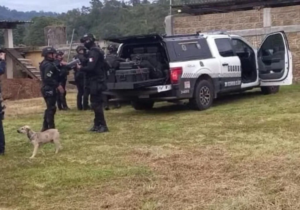 Con artefactos explosivos lanzados desde drones atacan a Policía Municipal de Ario de Rosales