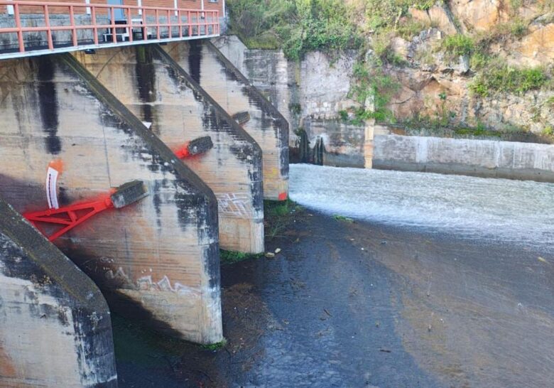 Conagua disminuye desfogue en presa de Cointzio