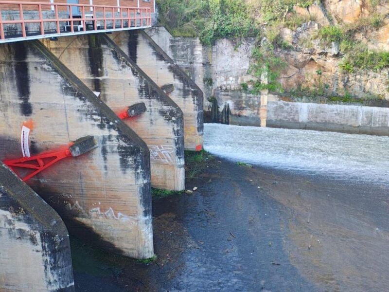 Conagua disminuye desfogue controlado de la presa de Cointzio