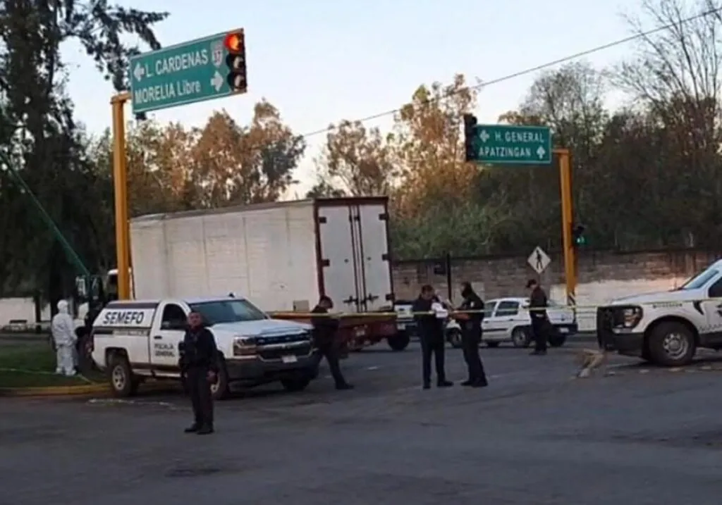 Conductor de un camión de carga es asesinado en Uruapan