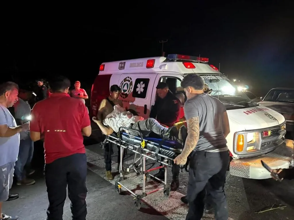 Conductor intentó salir del bloqueo carretero La Piedad-Numarán y su camión cayó en desnivel