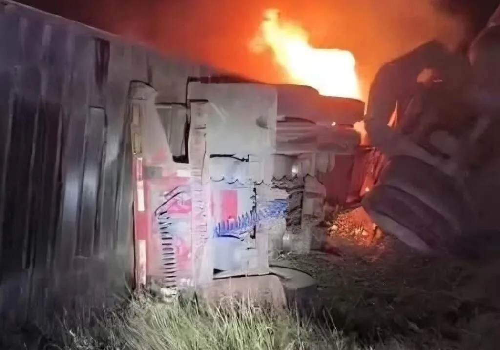 Conductor pierde la vida al incendiarse el tractocamión que operaba; circulaba por la Siglo XXI