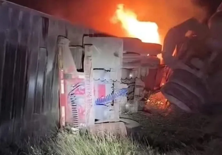 Conductor pierde la vida al incendiarse el tractocamión que operaba; circulaba por la Siglo XXI