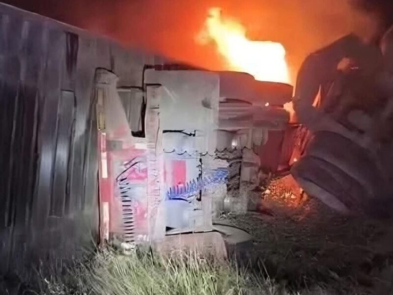 Conductor pierde la vida al incendiarse el tractocamión que operaba; circulaba por la Siglo XXI