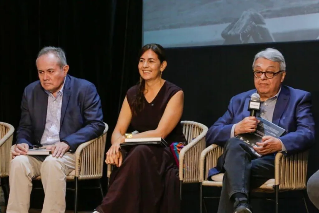 Cuarta República presenta el libro "Michoacán en el cine" en el FICM-1