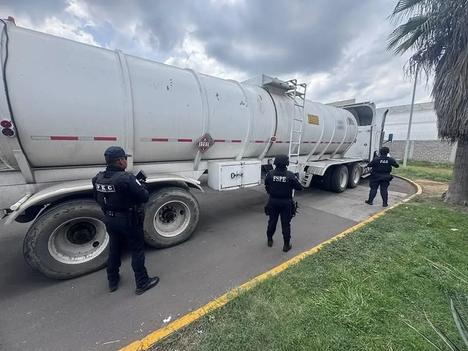 Decomisan tractocamión con 30 mil litros de hidrocarburo en Guanajuato-1
