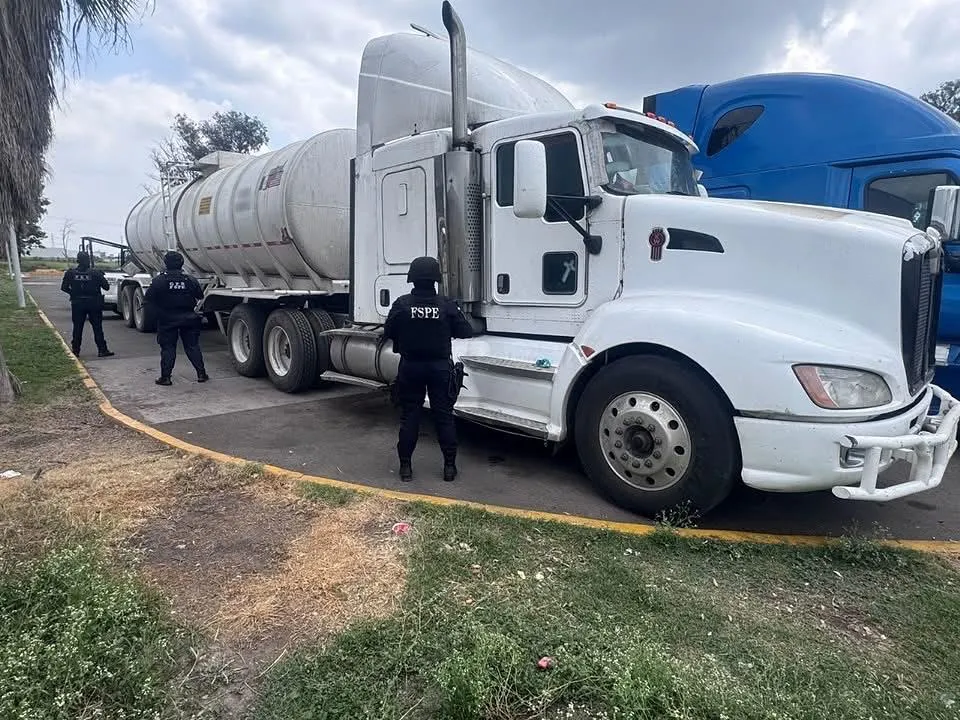 Decomisan tractocamión con 30 mil litros de hidrocarburo en Guanajuato