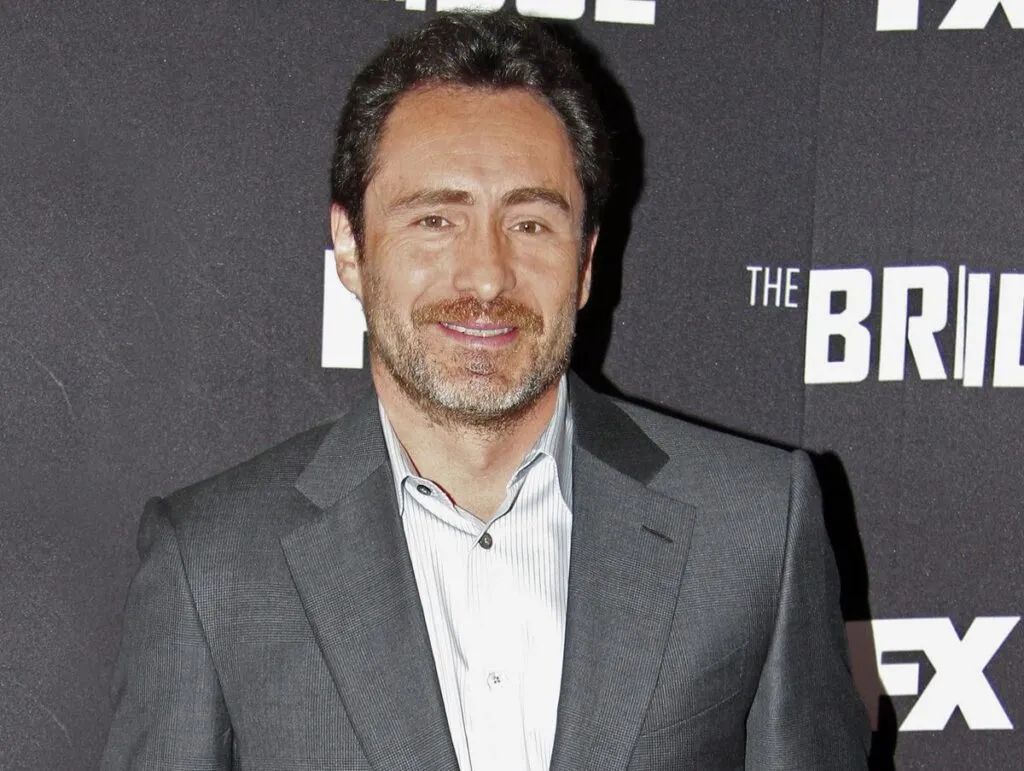 Demián Bichir alza la voz contra la xenofobia en Hollywood y alaba a Tim Burton