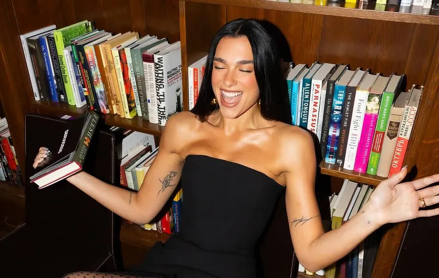 Dua Lipa sorprende al saludar completamente en español y promete una noche inolvidable en Perú