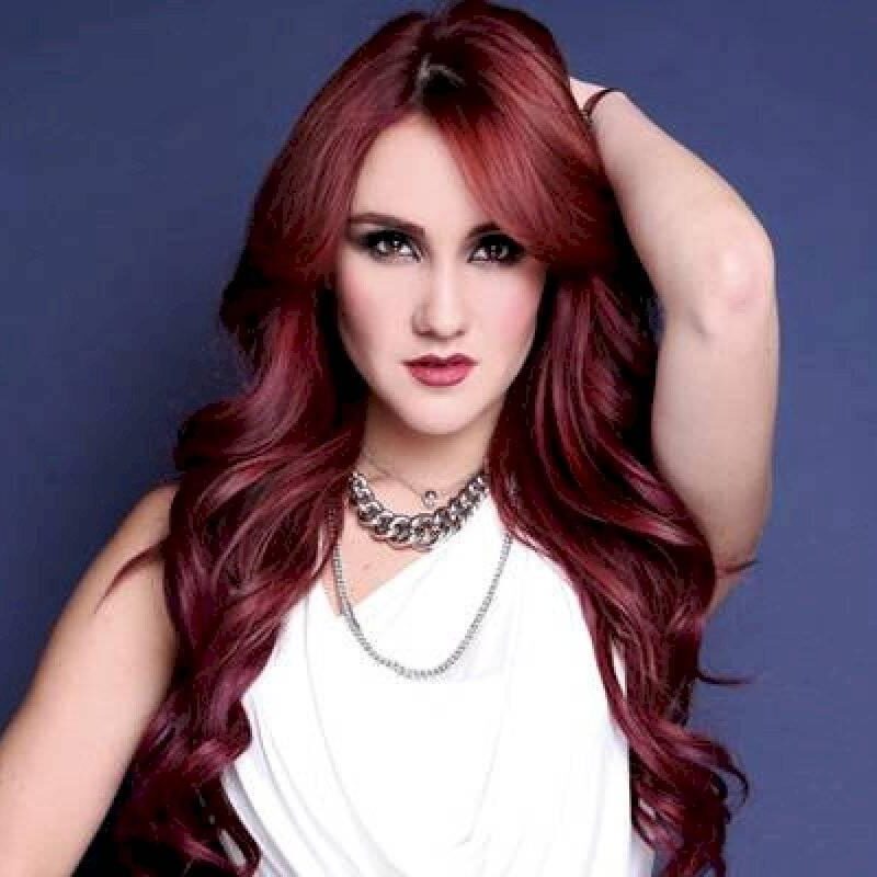 Dulce María revela su segundo embarazo