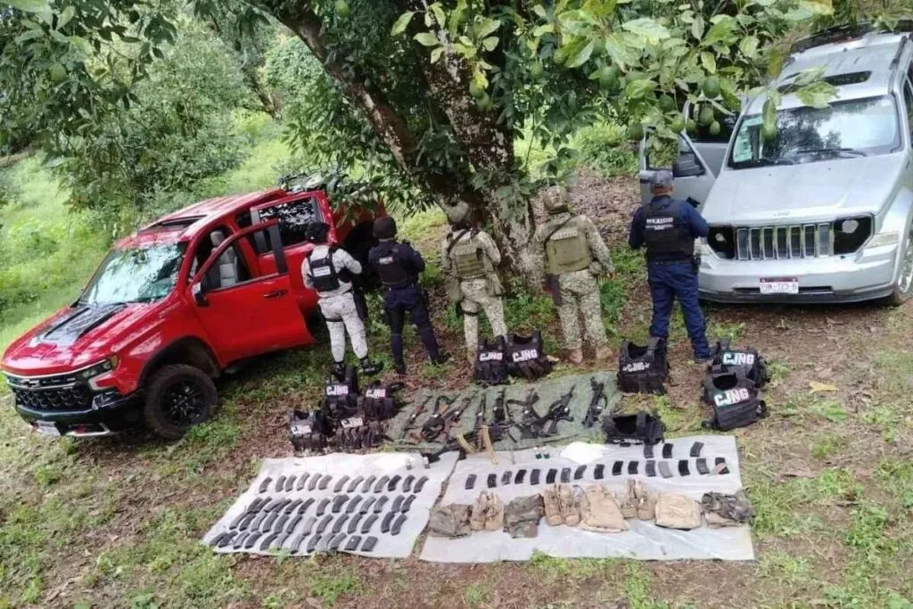 Ejército decomisa arsenal y droga al CJNG tras enfrentamiento en Uruapan