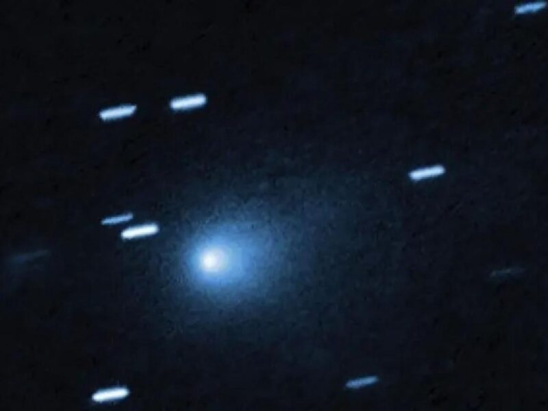 El cometa 3I/ATLAS no deja de sorprender: expulsa agua a chorros en pleno espacio profundo