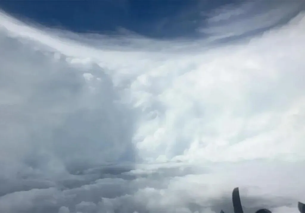 El Huracán Melissa atrapa avión caza tormentas