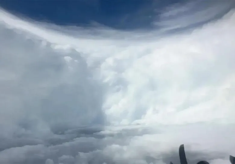 El Huracán Melissa atrapa avión caza tormentas