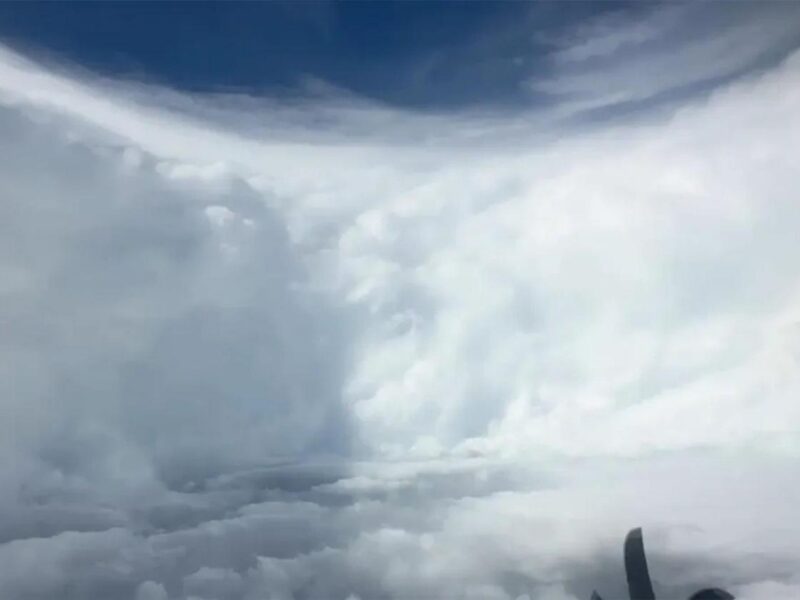 El Huracán Melissa atrapa avión caza tormentas