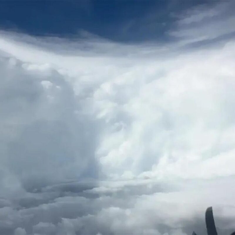 El Huracán Melissa atrapa avión caza tormentas
