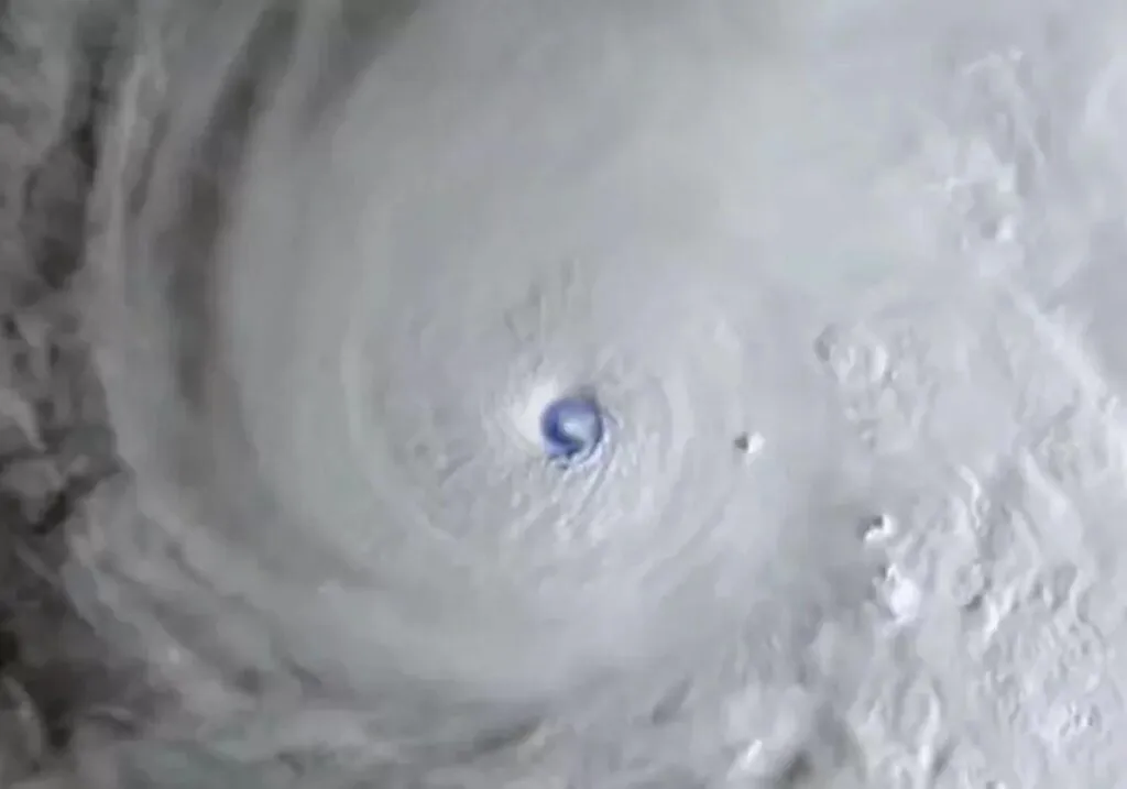 El Huracán Melissa atrapó a un avión caza tormentas, revelan que ojo tiene "dientes de sierra"