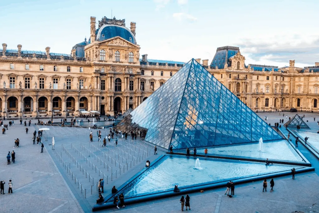 El Museo Louvre reabre tras el robo de joyas imperiales