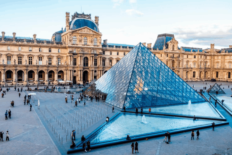 El Museo Louvre reabre tras el robo de joyas imperiales
