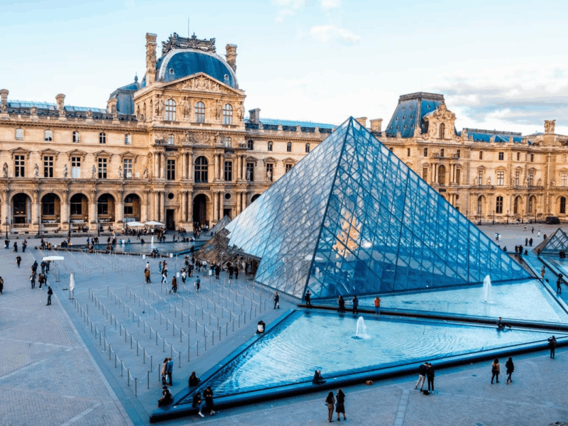Museo Louvre reabre tras robo de joyas con seguridad reforzada