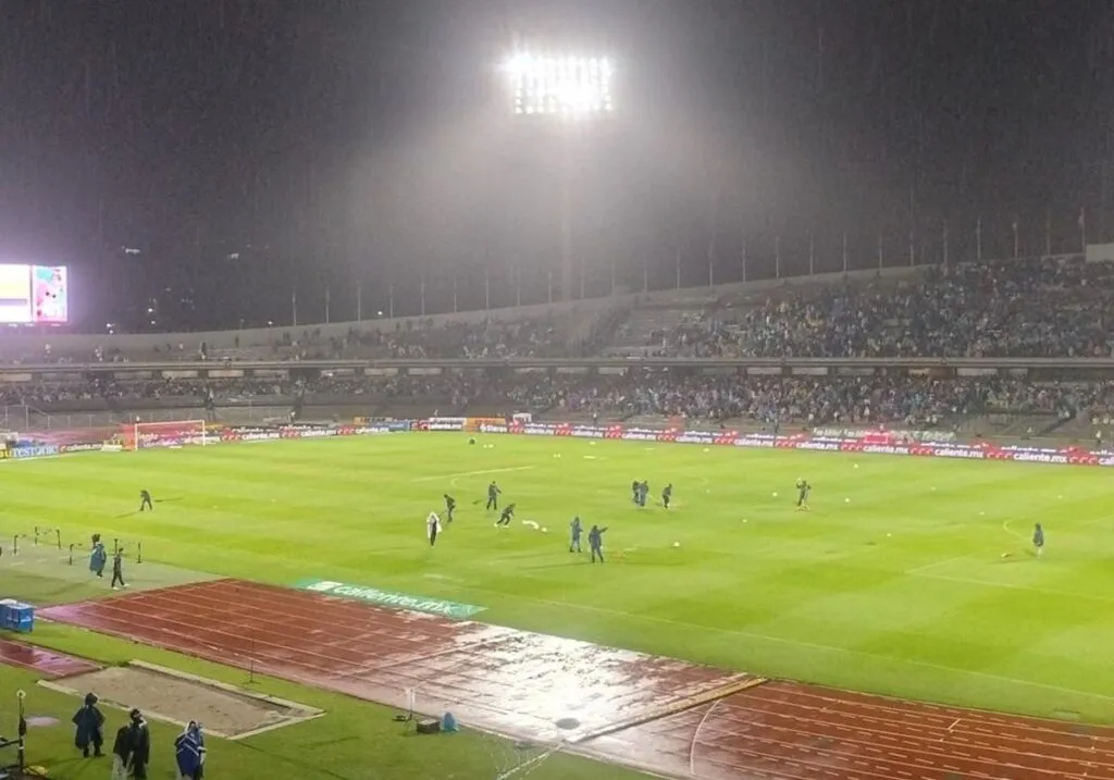 El partido Pumas vs Chivas en la Liga MX se retrasa por mal clima en el Estadio Olímpico Universitario