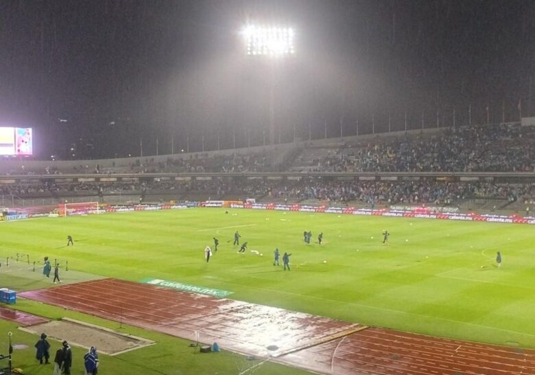 El partido Pumas vs Chivas en la Liga MX se retrasa por mal clima en el Estadio Olímpico Universitario