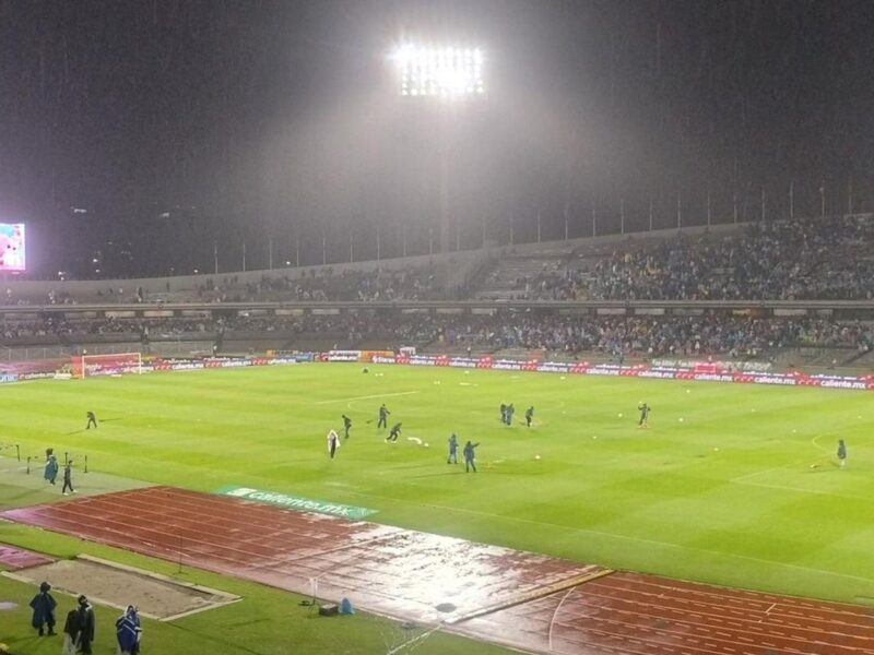 El partido Pumas vs Chivas en la Liga MX se retrasa por mal clima en el Estadio Olímpico Universitario