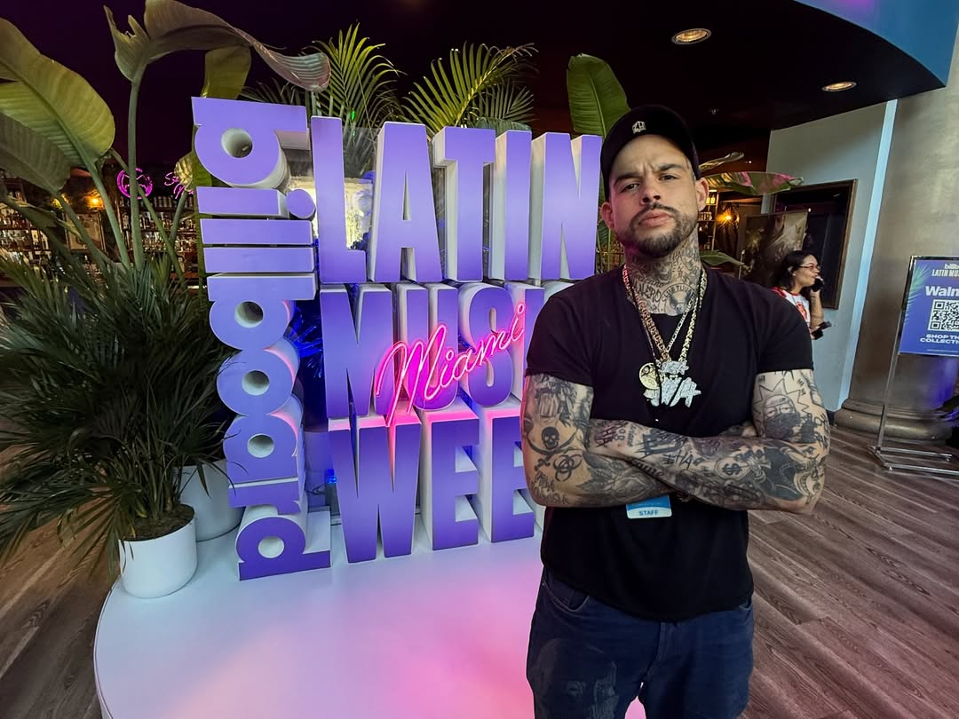 Emiliano Aguilar exhibe prueba y lanza mensaje a sus detractores tras polémica en los Latin Billboard