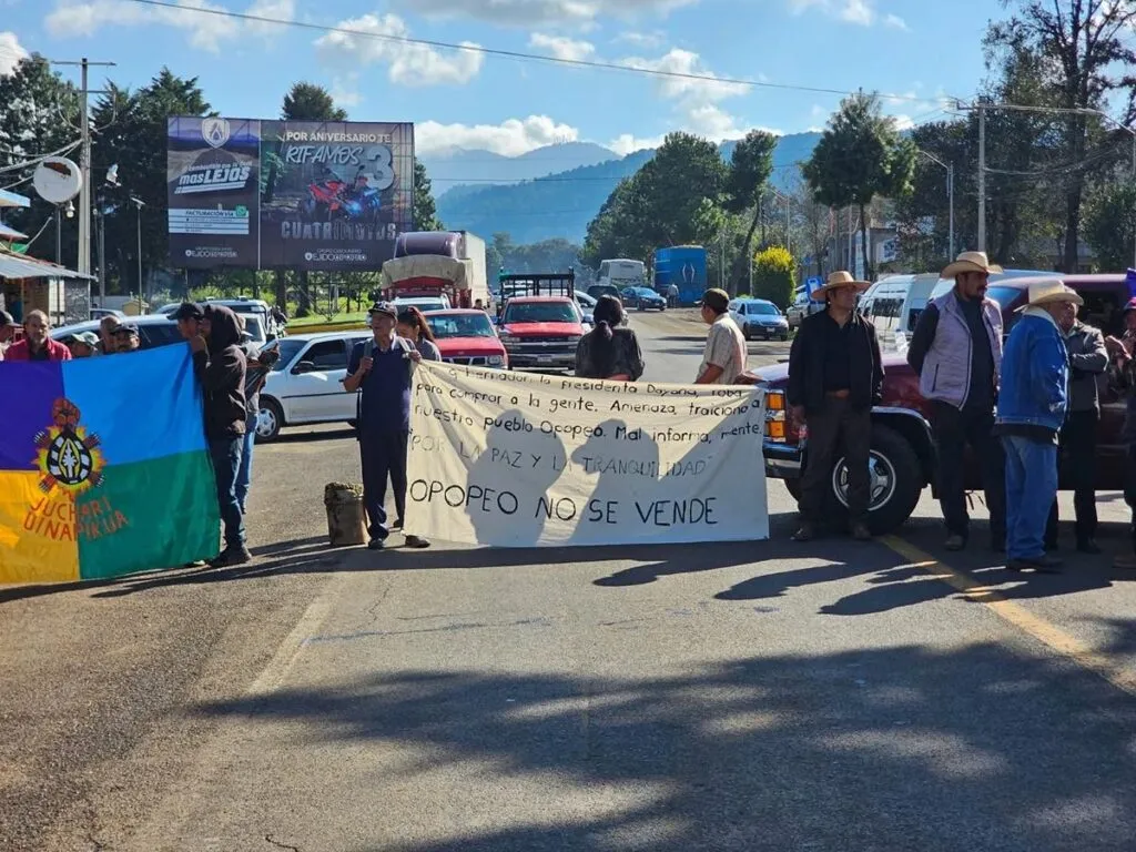 En el “Día de la Raza” comuneros bloquean carreteras de Michoacán