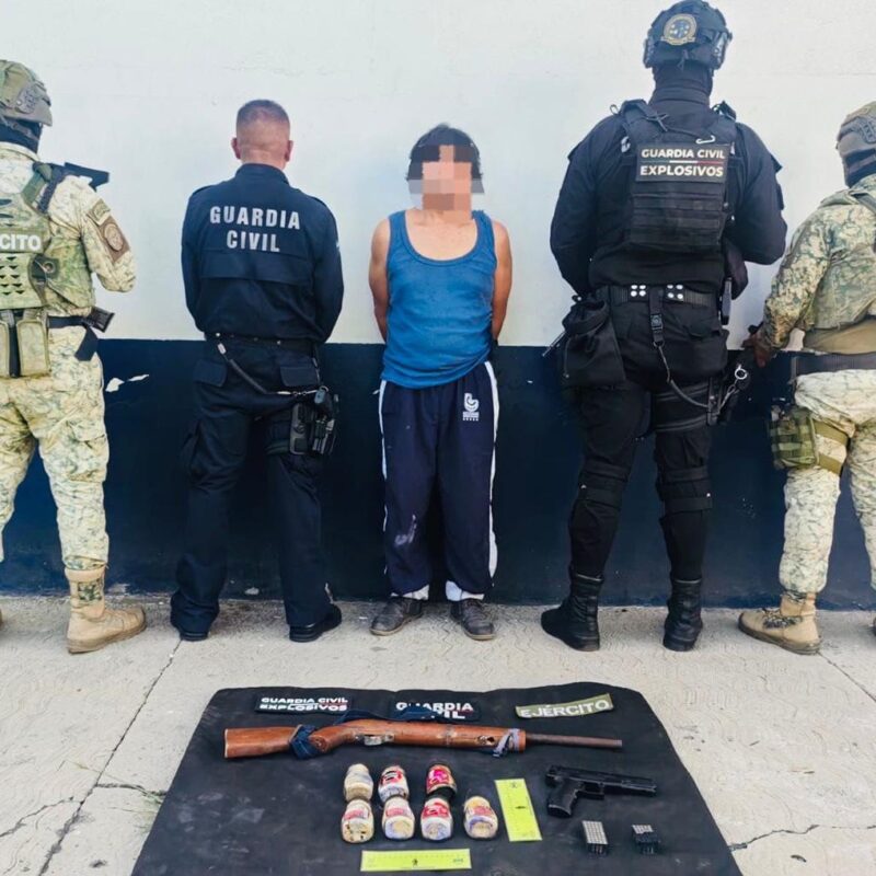 En Operación Apatzingán, hombre es detenido con arma de fuego y 7 artefactos explosivos
