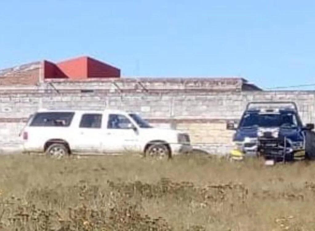 Encuentran camioneta cadillac baelada y con sangre abandonada en santiago undameo, Morelia