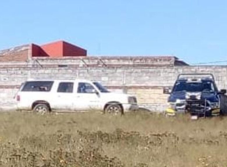 Encuentran camioneta cadillac baelada y con sangre abandonada en santiago undameo, Morelia