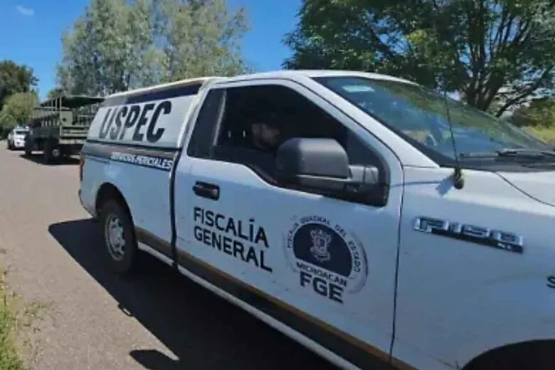 Encuentran cuerpo de hombre asesinado con impactos de bala en el puente El Tarecho, en Uruapan, Michoacán