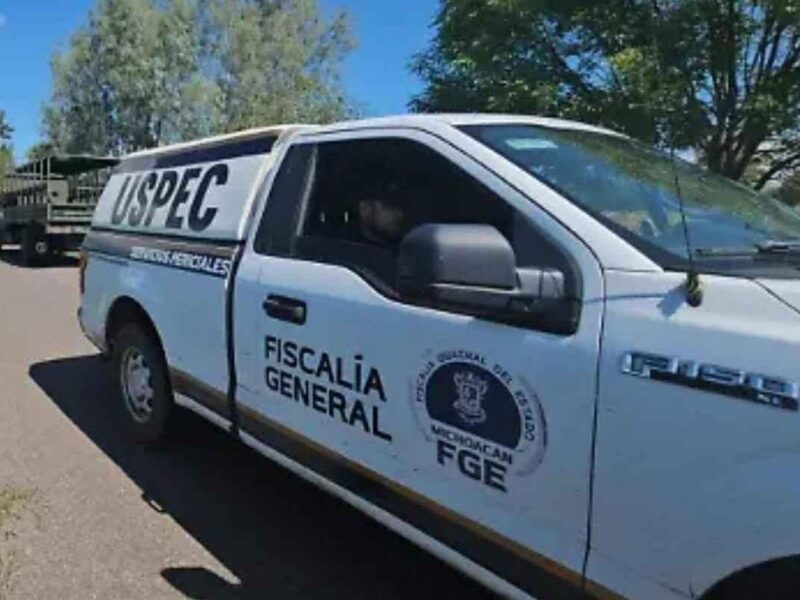 Encuentran cuerpo de hombre asesinado con impactos de bala en el puente El Tarecho, en Uruapan, Michoacán