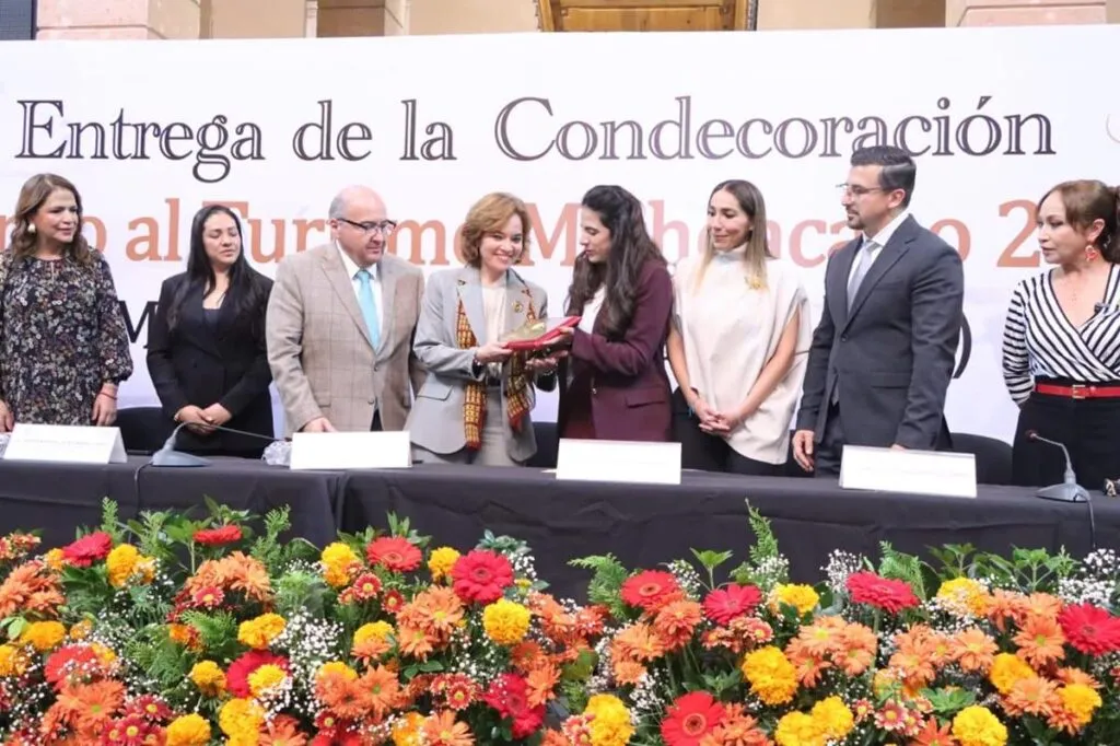 Entrega Congreso del Estado Condecoración “Mérito al Turismo Michoacano 2025” a Margarita Arriaga Pierres-1