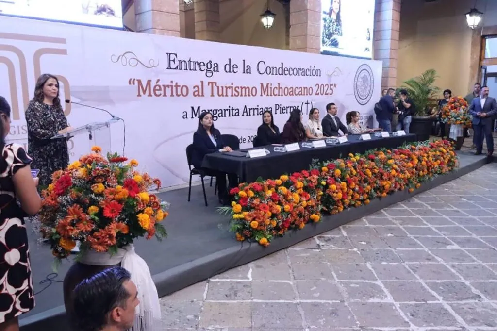 Entrega Congreso del Estado Condecoración “Mérito al Turismo Michoacano 2025” a Margarita Arriaga Pierres-3