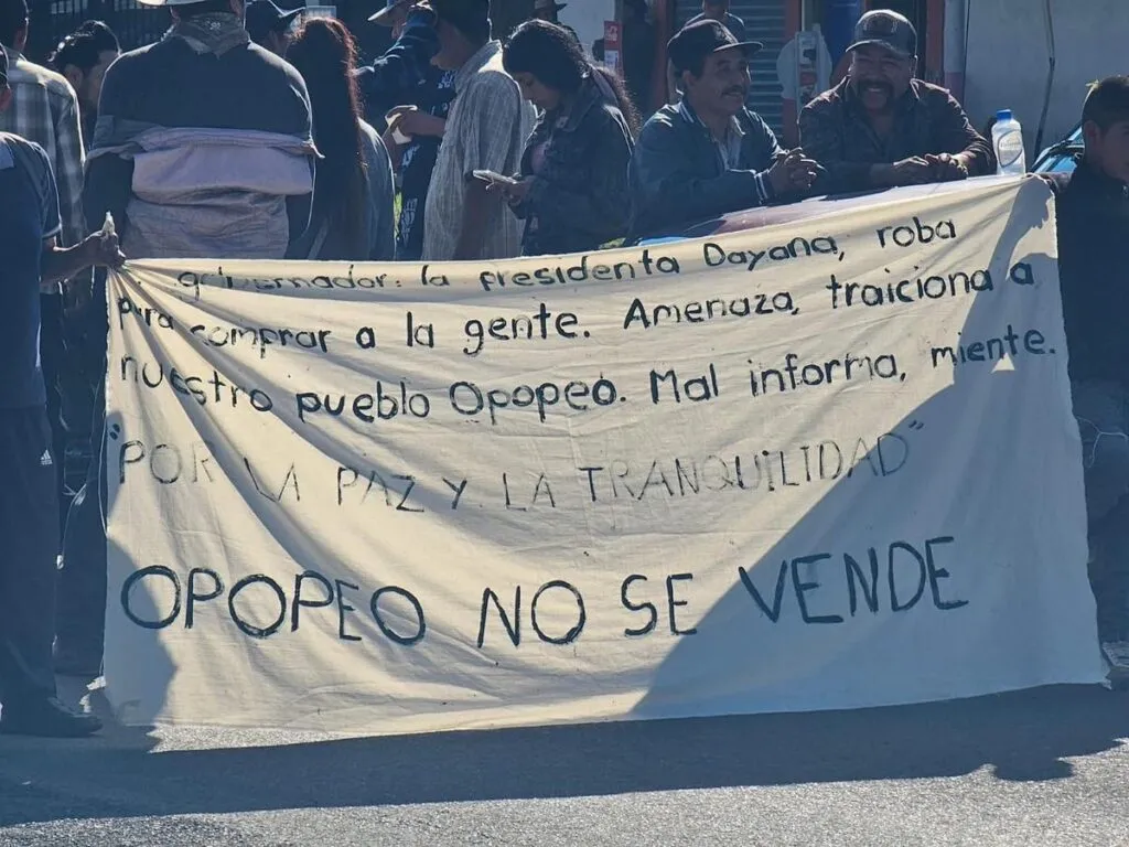 este domingo comuneros bloquean carreteras de Michoacán