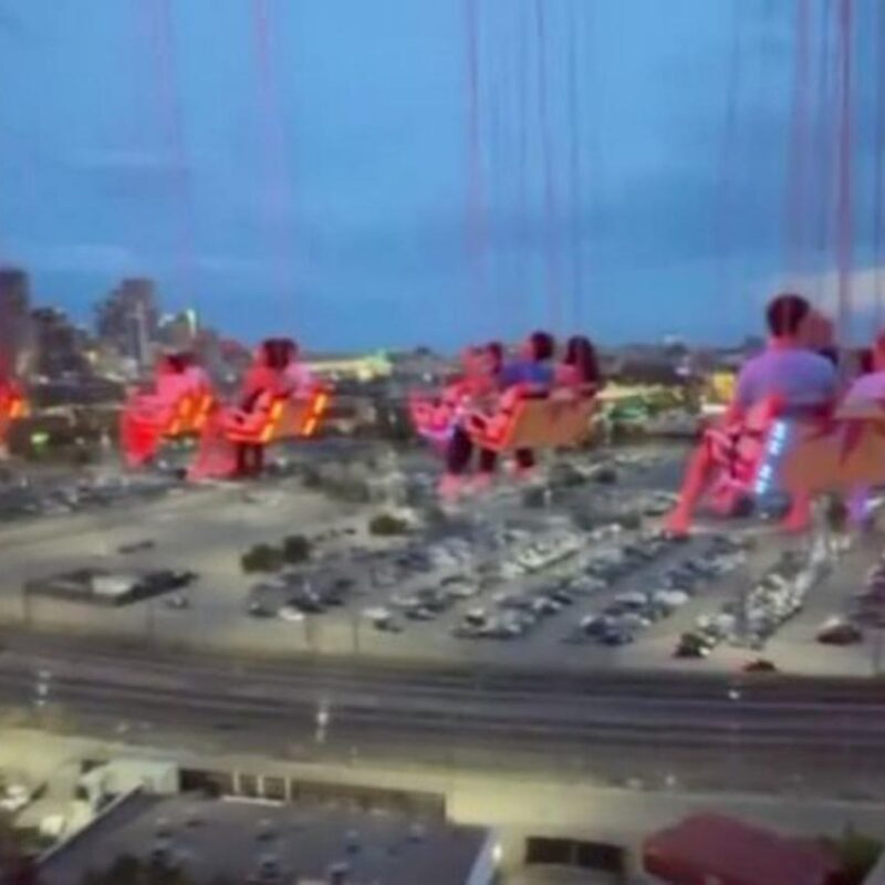 Falla en juego mecánico de Denver deja a ocupantes suspendidos