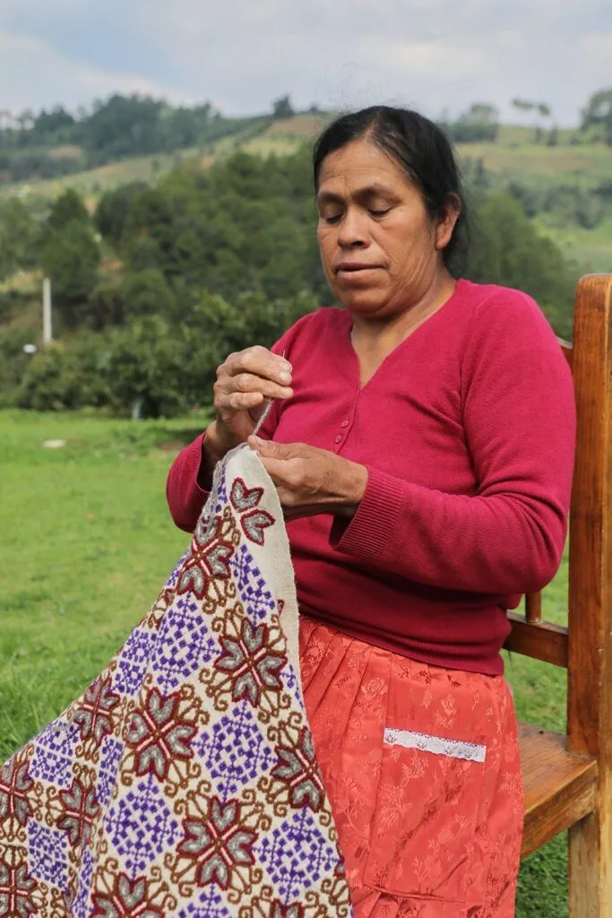 Financiera para el Bienestar brinda créditos sin intereses a artesanas de región Cherán-1