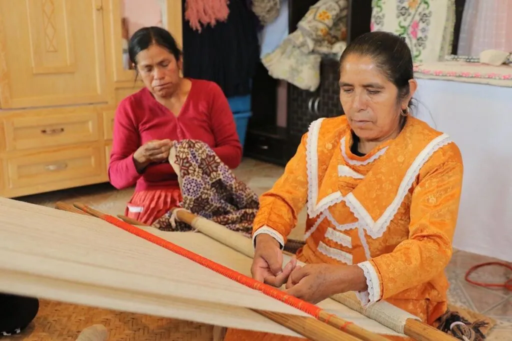 Financiera para el Bienestar brinda créditos sin intereses a artesanas de región Cherán-2