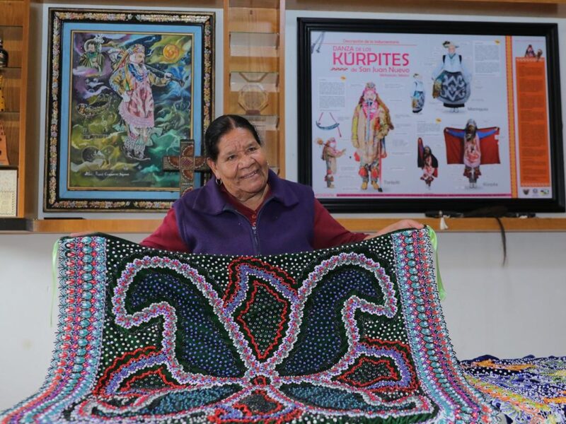 Financiera para el Bienestar brinda créditos sin intereses a artesanas de región Cherán