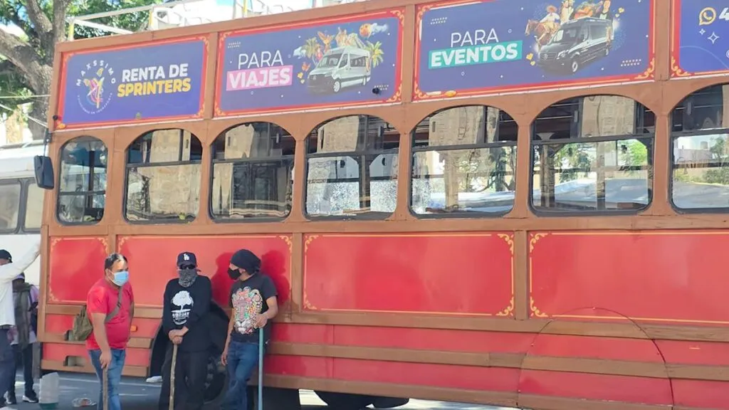 FNLS vandaliza tranvías en Morelia