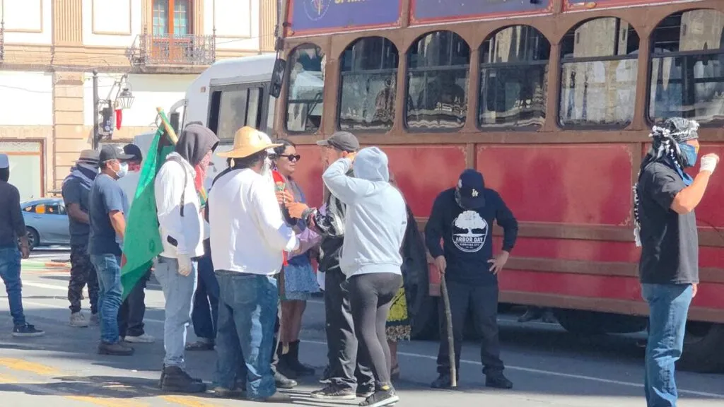 FNLS vandaliza tranvías tras enfrentamiento con elementos de seguridad en el Centro Histórico de Morelia