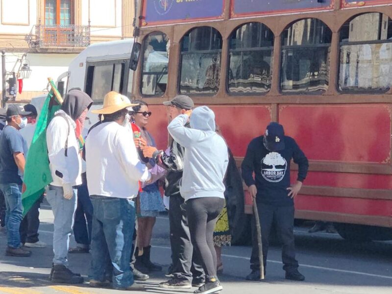 FNLS vandaliza tranvías tras enfrentamiento con elementos de seguridad en el Centro Histórico de Morelia