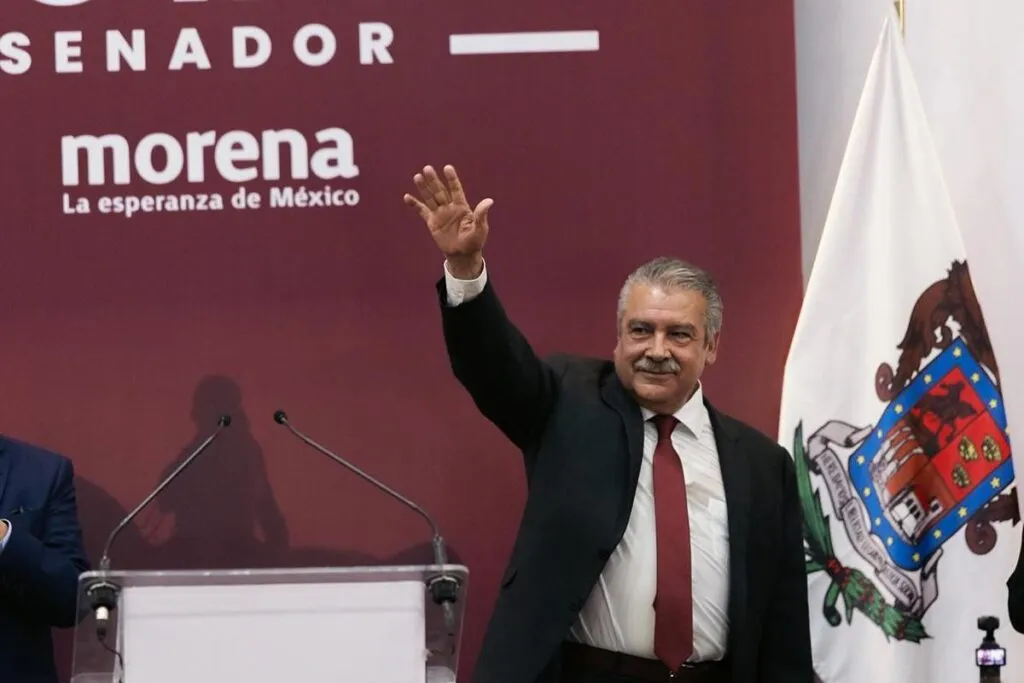 Frente a desdén bedollista muestra músculo Morón en Informe Legislativo