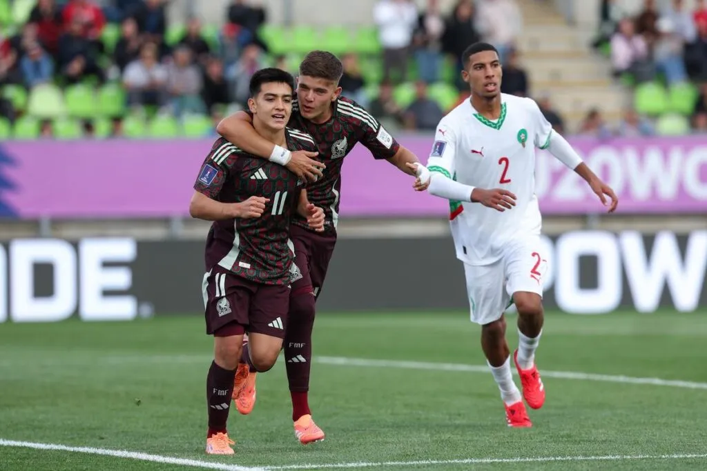 Gilberto Mora jugando para la selección de México