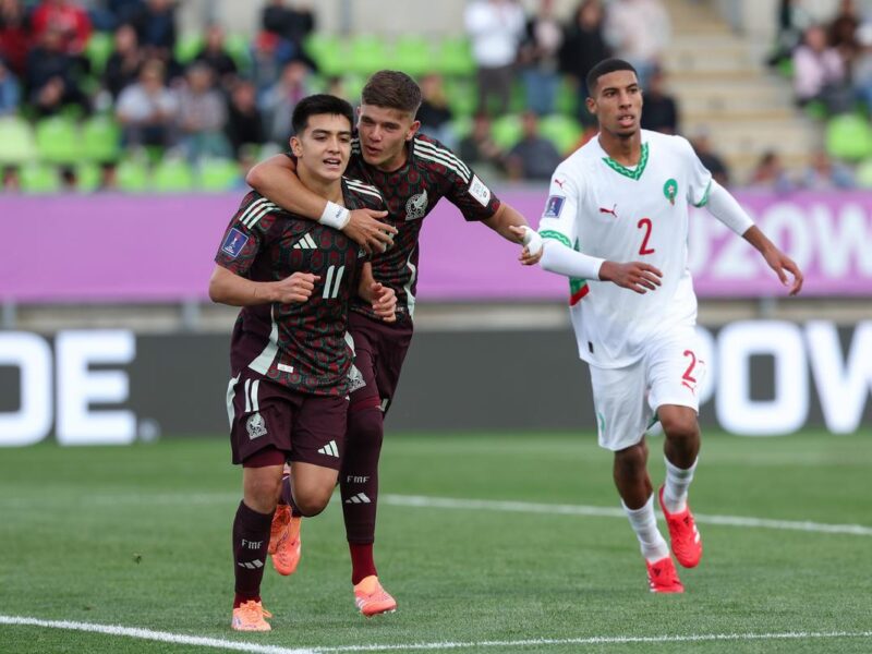 Gilberto Mora jugando para la selección de México