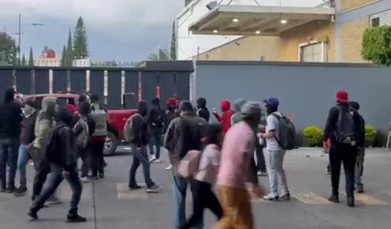 Guardia Civil desactiva 2 explosivos improvisados en manifestación de normalistas